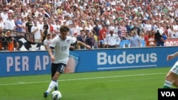 Graham Zusi assisted on the first U.S. goal in 13th minute, scored by Jozy Altidore, June 2, 2013. (Photo: Parke Brewer / VOA)