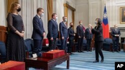 នៅក្នុង​រូបថត​ដែល​ចេញ​ផ្សាយ​ដោយ​ការិយាល័យ​ប្រធានាធិបតី​តៃវ៉ាន់​នេះ បង្ហាញ​ប្រធានាធិបតី​តៃវ៉ាន់​អ្នកស្រី Tsai Ing-wen ទទួល​ស្វាគមន៍​សមាជិក​សភា​មក​ពី​បណ្តា​រដ្ឋ​នៅ​តំបន់​សមុទ្រ​បាល់ទិក នៅ​ការិយាល័យ​ប្រធានាធិបតី​ក្នុង​ទីក្រុង​តៃប៉ិ កោះតៃវ៉ាន់ កាលពី​ថ្ងៃទី២៩ ខែវិច្ឆិកា ឆ្នាំ២០២១។