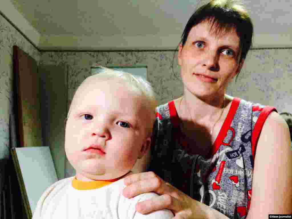 Olti farzandi bilan Mariupoldan qochgan ona, Olga. 3-iyun, 2015-yil.