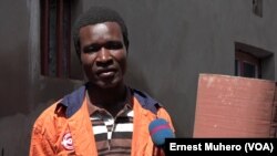 Murhula Zigabe, l'initiateur et manager de l'entreprise Briquettes du Kivu à Bukavu, en RDC, le 30 mai 2018. (VOA/Ernest Muhero)