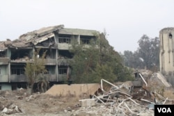 Across eastern Mosul, homes and other buildings have been destroyed by airstrikes, car bombs and IS attacks, Jan. 23, 2017. (H. Murdock/VOA)