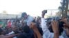 Une foule en liesse soulève le blogueur Befekadu Haile libéré de prison, Ethiopie, 14 février 2018. (Twitter/Atnaf Brhane)