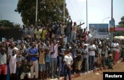 Odamlar papani olqishlamoqda.