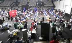 Vaksinasi COVID-19 Sinovac untuk pekerja media di sebuah stadion di Jakarta, Kamis, 25 Februari 2021. (AP Photo / Achmad Ibrahim)