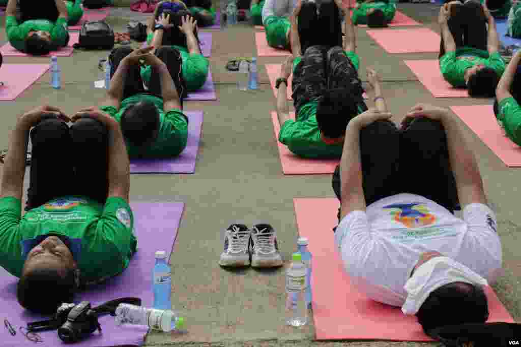 ប្រជាពលរដ្ឋប្រមាណជាង១០០០នាក់ប្រមូលផ្ដុំគ្នានៅពហុកីឡាដ្ឋានអូឡាំពិកនៃ រាជធានីភ្នំពេញនៅថ្ងៃអាទិត្យ ទី១៩ ខែមិថុនា ឆ្នាំ២០១៦ ដើម្បីប្រារព្ធទិវាយោគៈអន្តរជាតិក្នុងគោលបំណងរក្សាសុខភាពឲ្យបានប្រសើរជាងមុន។មនុស្សទូទាំងពិភពលោកនាំគ្នាហាត់យោគៈដើម្បីរក្សាសុខភាពឲ្យបានល្អ និងដើម្បីឲ្យតម្លៃប្រពៃណីឥណ្ឌាបុរាណ។(ឡេង ឡែន/VOA)