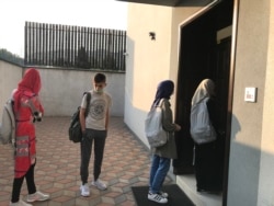 Pred početak nastave učenicima se mjeri temperatura, Medresa 'Reis Ibrahim-ef. Maglajlić', Banjaluka