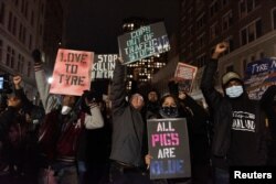 한 흑인 남성이 경찰관들에게 집단 구타를 당한 뒤 숨졌는데, 당시 영상이 공개된 뒤 이에 격분한 시위대가 오크랜드에서 집회를 열고 시위를 벌이고 있다.