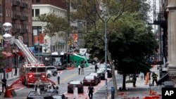 紧急救援人员在纽约市切尔西区的爆炸现场执行救援任务。（2016年9月19日）