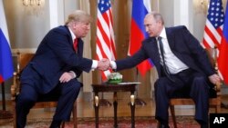 Presiden Amerika Serikat, Donald Trump (kiri) berjabat tangan dengan Presiden Rusia Vladimir Putin saat dimulainya pertemuan di istana Presiden di Helsinki, Finlandia, 16 Juli 2018.