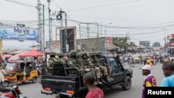 Gari la kijeshi la waasi wa M23 laonekana kwenye barabara, siku kadhaa baada ya mji wa Goma kutekwa na waasi hao, Februari 4, 2025. Picha ya Reuters
