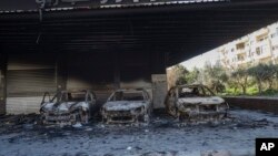 Изгорени автомобили во отворена гаража по неодамнешниот бран на насилство меѓу сириските безбедносни сили и вооружените лица лојални на поранешниот претседател Башар Асад во Сирија, 10 март 2025 година