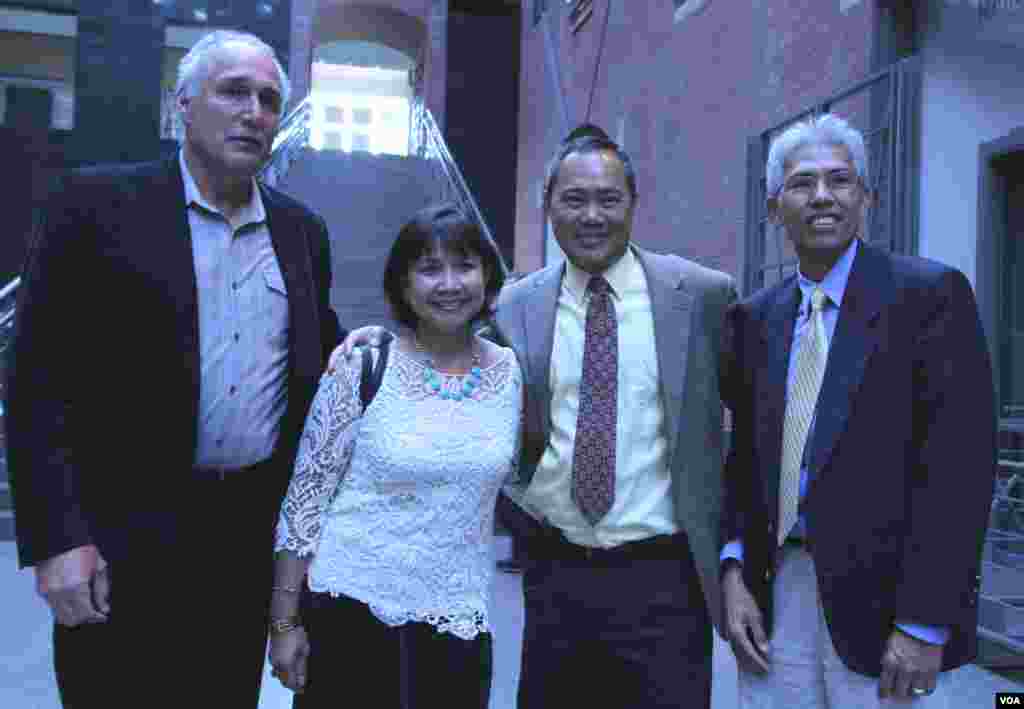 ពីស្តាំ (កណ្ដាល) លោក ឌិត តូនី និងភរិយា ហើយនិង​មិត្តភក្តិ​របស់​លោក​ ដែល​ជា​ជនរងគ្រោះ​ក្នុង​សម័យ​ខ្មែរ​ក្រហម ចូលរួម​ក្នុង​ពិធី​លាង​សាយភោជន៍​ពិព័រណ៍​រូបភាព​សម័យ​ខ្មែរ​ក្រហម កាល​ពី​ថ្ងៃទី២៧ ខែ​ឧសភា ឆ្នាំ២០១៥។​ លោក ឌិត តូនី គឺជា​កូនប្រុស​ម្នាក់​របស់​លោក​ ឌិត ប្រន ដែលជា​អ្នកថតរូប​និង​ជា​អ្នកនិពន្ធ​សៀវភៅ​អំពី​សម័យខ្មែរក្រហម​បាន​ទទួល​មរណៈភាព​ដោយសារ​ជំងឺ​មហារីក​លំពែង​កាលពី​ឆ្នាំ២០០៨នៅរដ្ឋ​New Jersy ស.រ.អា។លោក ឌិត ប្រន ធ្លាប់​ធ្វើជា​អ្នក​បកប្រែ និង​ជា​អ្នក​ថតរូប​នៃ​កាសែត The New York Times ក្នុងកំឡុង​​សម័យខ្មែរ​ក្រហម​ឆ្នាំ១៩៧៥ ដល់​១៩៧៩។ (រូបថត៖ ឡេង ឡែន/VOA Khmer)