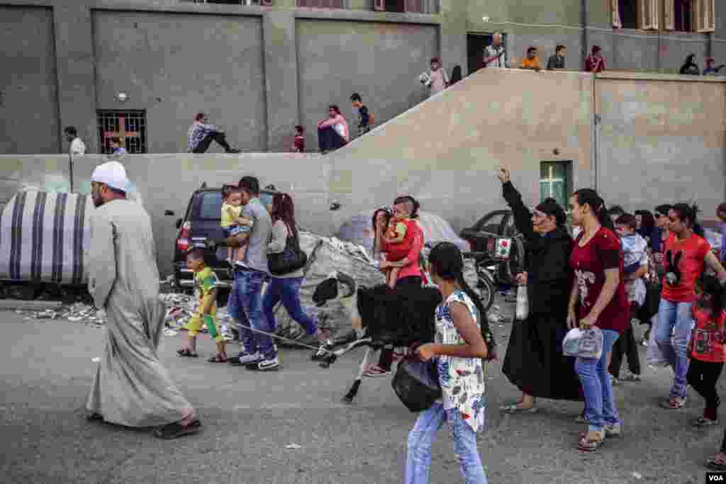 Coptic pilgrims come to the Virgin Mary monastery with animals to slaughter in Assiut, Egypt, August 20, 2017. (H. Elrasam/VOA)