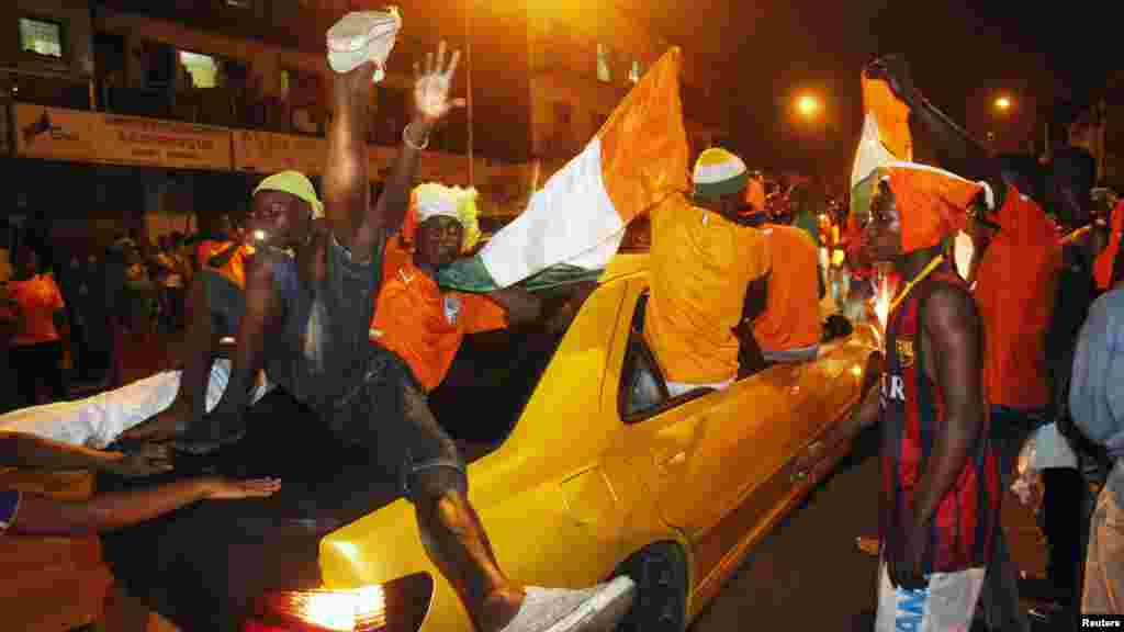 Les supporters ivoiriens célèbrent, à Abidjan, le sacre de leur équipe nationale après la victoire en finale à la CAN 2015 contre le Ghana, le 8 février 2015.