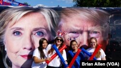 ក្រុម​និស្សិត​ថត​រូប​នៅ​ពី​មុខ​រូប​បេក្ខជន​ប្រធានាធិបតី​ទាំង​ពីរ​ គឺ​លោក​ស្រី Hillary Clinton និង លោក Donald Trump។​ បេក្ខជន​ទាំង​ពីរ​នឹង​ប្រឈម​មុខ​គ្នា​ក្នុង​កិច្ច​ពិភាក្សា​ដេញដោល​នៅ​សាកលវិទ្យាល័យ​​ Hofstra នៅ​យប់​ថ្ងៃ​ចន្ទ​នេះ។