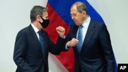 Menteri Luar Negeri AS Antony Blinken, kiri, menyapa Menteri Luar Negeri Rusia Sergey Lavrov, kanan, saat mereka tiba untuk pertemuan di Harpa Concert Hall di Reykjavik, Islandia, Rabu, 19 Mei 2021. (Foto: AP)
