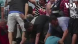 Les Vénézuéliens franchissent des barricades pour entrer en Colombie