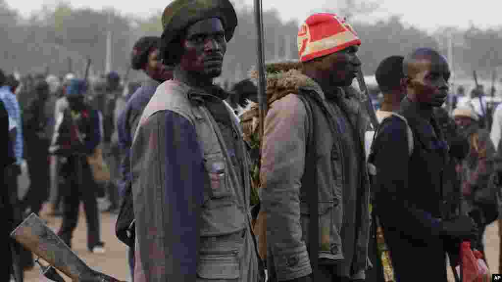 ‘Yan kato da gora, da mafarauta na amfani da bindigogin gargajiya wajen zirga-zirga a birnin Yola.