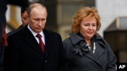Presiden Rusia Vladimir Putin dan istrinya, Lyudmila akan bercerai setelah 30 tahun menikah (foto: dok).
