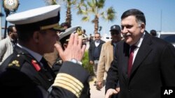 Fayez al-Sarraj (kanan), PM pemerintah persatuan Libya (GNA) tiba di Tripoli (30/3).