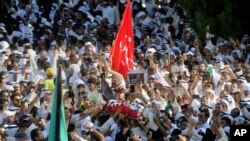 Ribuan warga Sunni dan Syiah ambil bagian dalam prosesi pemakaman korban terorisme di Kuwait (27/6). 