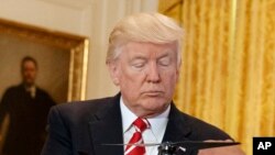 ລູກຊາຍຂອງ ທ.ນ. ລີນາ ເຣດ ຖືປ້າຍປະທ້ວງທີ່ຂຽນວ່າ “ຂ້ອນເປັນຄົນຜິວດໍາ ແລະຄົນລາວ”