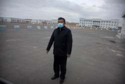 រូបឯកសារ៖ លោក Zhao Zhongwei ប្រធានផ្នែកសន្តិសុខសាធារនៈចិន ឈរនៅកន្លែងចតយានយន្ត នៅខាងក្រៅមជ្ឈមណ្ឌលឃុំឃាំង Urumqui លេខ ៣ ក្នុងសង្កាត់ Dabancheng ភាគខាងលិចនៃតំបន់ Xinjiang ដែលសំបូរដោយជនជាតិភាគតិច Uyghur រស់នៅ ថ្ងៃទី ២៣ ខែមេសា ឆ្នាំ ២០២១។