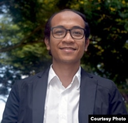 អ៊ឹម ច័ន្ទបូរ៉ាជាតិ គឺជា​បេក្ខជន​ត្រៀម​បញ្ចប់​ថ្នាក់​អនុបណ្ឌិត​ផ្នែក​គោលនយោបាយ​សាធារណៈ នៅ​សាកល​វិទ្យាល័យ​ជាតិ​សិង្ហបុរី ដែល​បាន​ស្រាវជ្រាវ​អំពី​សំណង់​ប្រវត្តិសាស្ត្រ ស្តាត​អូឡាំពិក​របស់​ប្រទេស​កម្ពុជា។ (រូបថត​ផ្តល់​ឲ្យ)