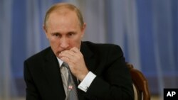 Presiden Rusia Vladimir Putin menandatangani UU sensor internet, yang dikhawatirkan bisa digunakan untuk memblokir situs-situs web oposisi (foto: dok).
