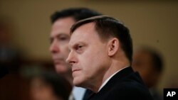 លោក Michael Rogers ប្រធាន​ទីភ្នាក់ងារ​សន្តិជាតិ​ (រូប​ខាង​មុខ) និង​លោក James Comey ប្រធាន​ស្ថាប័ន FBI ផ្តល់​សក្ខីកម្ម​នៅ​វិមាន​សភា Capitol Hill កាលពី​ថ្ងៃទី២០ ខែមីនា ឆ្នាំ២០១៧។