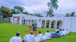 Shugaban Kasar Najeriya Da Wasu Mukarraban Gwamnatinsa Lokacin Da Suke Gudanar Da Sallar Idin Shekarar 2020