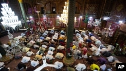 지난 21일 인도의 이슬람교도들이 이드 알 아드하 축제을 맞아 스리나가르에 모여 기도하고 있다. 