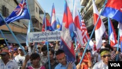 អ្នក​គាំទ្រ​វ័យ​ក្មេង​របស់​គណបក្ស​សង្គ្រោះជាតិ​កាន់​ទង់ជាតិ​នៃ​បណ្តា​ប្រទេស​អ្នក​​ផ្តល់​ជំនួយ​សំខាន់ៗ​របស់​ប្រទេស​កម្ពុជា ដើម្បី​ទាមទារ​ឲ្យ​មាន​ការ​ស៊ើប​អង្កេត​ឯករាជ្យ​មួយ​ចំពោះ​ភាព​មិន​ប្រក្រតី​ក្នុង​ការ​បោះឆ្នោត។ (ឃួន ធារ៉ា/វីអូអេ)