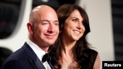 Kepala Eksekutif Amazon, Jeff Bezos dan istrinya, MacKenzie Bezos, menghadiri pesta yang digelar majalah Vanity Fair di Beverly Hills, California, 26 Februari 2017.