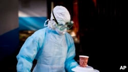 Mfanyakazi wa afya katika kituo cha kuwatenga wagonjwa wa Marburg