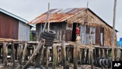 ផ្ទះ​​នៅ​ក្នុង​​ភូមិ​​អ្នក​នេសាទ​មួយ​នៅ​ជាប់​មាត់​សមុទ្រ​ខេត្ត​កោះកុង។ (កក្កដា​ ២០១០)