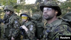 ესთონეთის ჯარისკაცები სამხედრო წვრთნების დროს, 12 სექტემბერი 2015 წელი