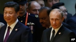 中国国家主席习近平和俄罗斯总统普京在上海参加5月20日的晚宴