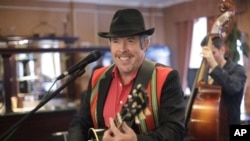 რუსული როკ-ჯგუფის "მაშინა ვრემენის" ლიდერი მაკარევიჩი "უცხოეთის აგენტად" არის გამოცხადებული