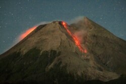 Aliran lahar yang dikeluarkan oleh Gunung Merapi, gunung berapi paling aktif di Indonesia, dilihat dari desa Cangkringan, Sleman dekat kota Yogyakarta, 6 Juli 2021. (Foto: AGUNG SUPRIYANTO/AFP)