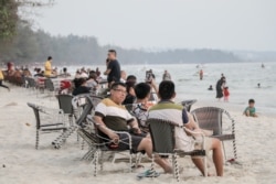 ទិដ្ឋភាព​នៅលើ​ឆ្នេរ​អូរ​ឈើទាល​ប្រប​មាត់​សមុទ្រ នៅ​ខេត្ត​ព្រះសីហនុ នៅថ្ងៃទី១៣ ខែកុម្ភៈ ឆ្នាំ២០១៩។ (អូន ឆេងប៉រ/VOA)