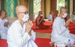 Nuns take part in the national blessing ceremony with his family at Wat Kol Tor Teng, in Phnom Penh, Cambodia, Monday, March 23, 2020. (Khan Sokummono/VOA Khmer)