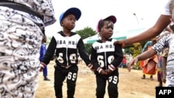Des jumeaux assistent à la célébration de la journée des jumeaux à Abobo, dans la banlieue d’Abidjan, le 8 septembre 2018.