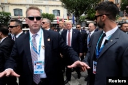 비밀경호국 요원들이 지난 5월 도널드 트럼프(가운데) 대통령 이탈리아 시실리아 방문을 수행하고 있다.