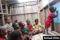 Anak-anak Pegunungan Bintang, Papua, belajar bersama Fransiskus Kasipmabin. (Foto: VOA/Nurhadi)