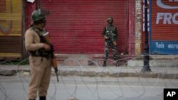 Anggota paramiliter India berpatroli di Srinagar, kawasan Kashmir yang dikontrol India, 6 Mei 2020. (Foto: dok).