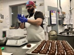 Ed Brand forms chocolate into Easter eggs. The Granite State Candy Shoppe Chocolatier will support South Bend, Indiana Mayor Pete Buttigieg. (VOA/Carolyn Presutti)