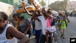 Warga Haiti membawa barang-barang seadanya meninggalkan rumah mereka di ibu kota Port-au-Prince, untuk menghindari kekerasan antargeng (foto: dok). 