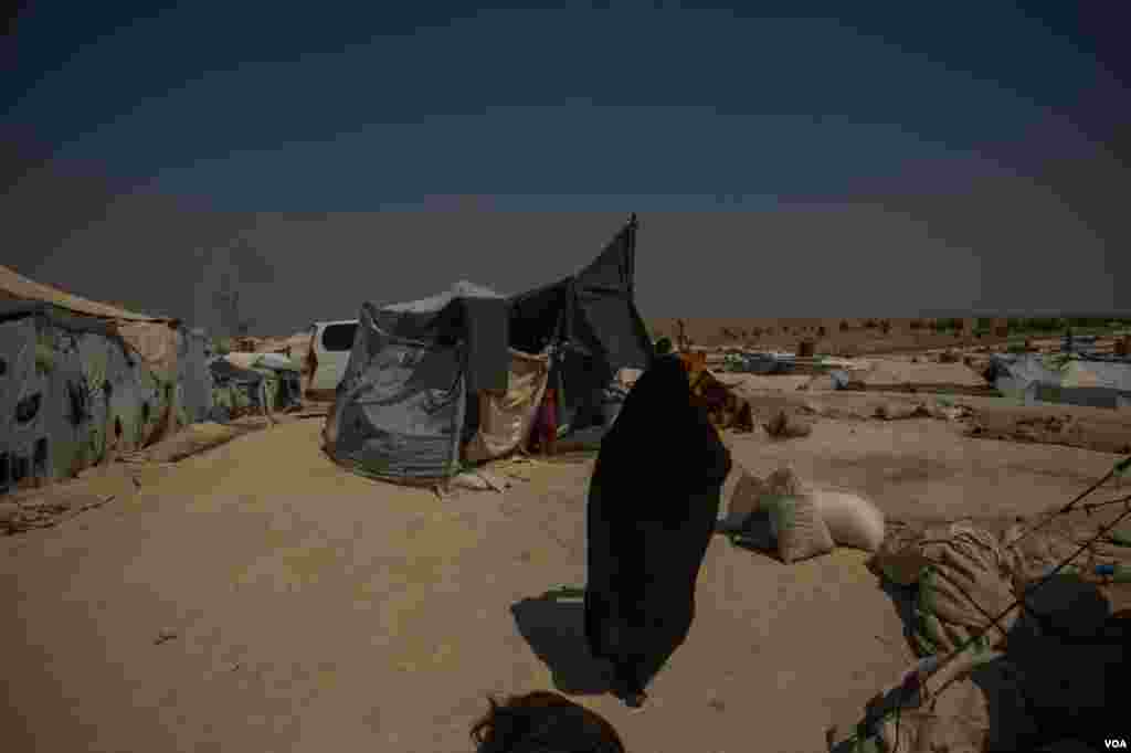 Thousands of people are living in tents in this desert area near the Iraqi border. During the summer, temperatures in this regions can reach 45 degrees Celsius, and in the winter they can go below freezing, in al Hol, Aug. 26, 2019. (Yan Boechat/VOA)