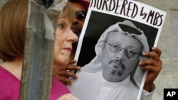 Arhiva - Protest ispred ambasade Saudijske Arabije u Washingtonu, zbog nestanka novinara Džamala Kašogija, 10. oktobra 2018.